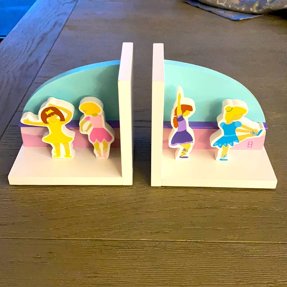 Book ends with ballet dancers